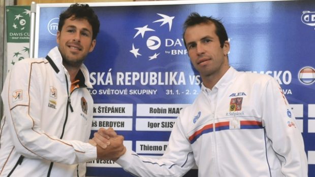 Radek Štěpánek (vpravo) narazí v 1. kole Davis Cupu na Nizozemce Robina Haase