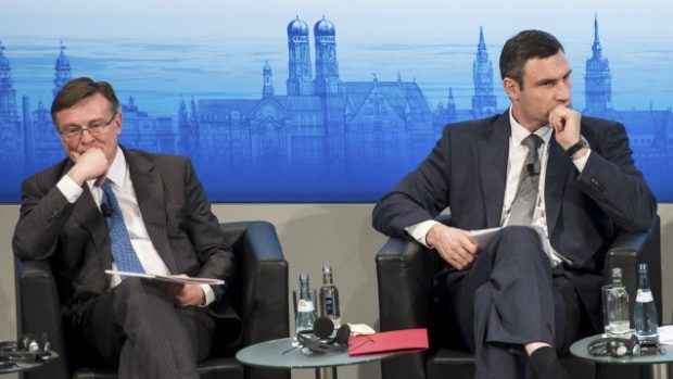 Ukrajinský ministr zahraničí Leonid Kučara a Vitalij Kličko na Mnichovské bezpečnostní konferenci