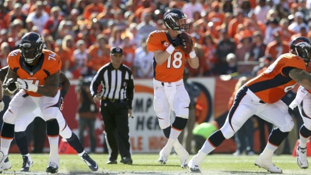 Peyton Manning (uprostřed) je jednou z největších hvězd NFL