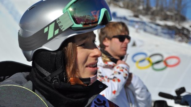Snowboardistka Šárka Pančochová, v pozadí její trenér Martin Černík