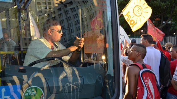 Hromadná doprava v Brazílii je stále dražší. Jeden z řidičů autobus v Riu děkuje protestujícím za podporu