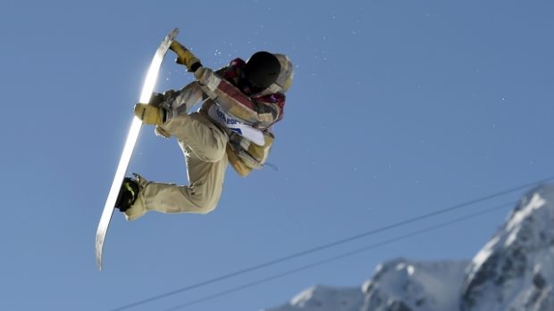 Sage Kotsenburg během skoku při finále disciplíny slopestyle