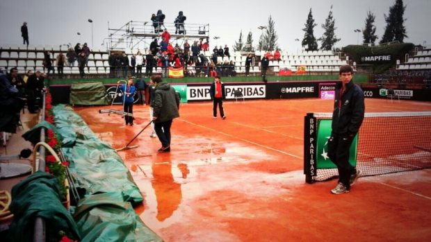 Úvodnímu zápasu Fed Cupu v Seville počasí nepřálo