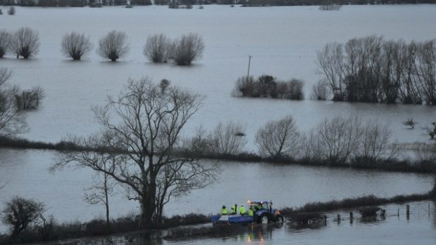 Zaplavená oblast poblíž vesnice Burrowbridge v jižní Anglii