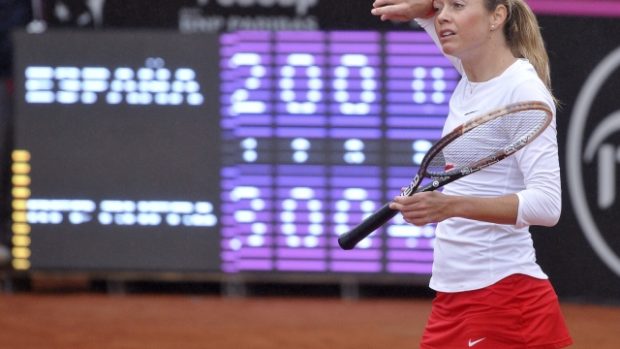 Česká tenistka Klára Zakopalová bude dohrávat utkání se Španělkou Marií-Teresou Torrovou za stavu 6:3 a 2:0