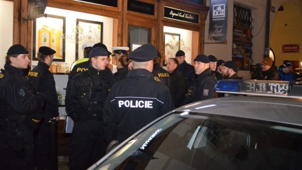Policisté při nočním zátahu na Dány v pražských barech zadrželi i 19letého studenta, který nadýchal 3 promile, dělal nepořádek na ulici a nakonec i napadl policisty. Skončil na záchytce
