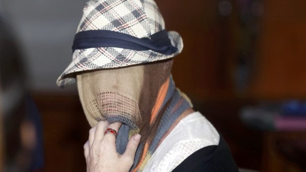 Schapelle Corbyová se na veřejnosti ukázala pouze v šátku, klobouku a burce. 10. 2. 2014