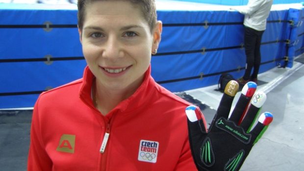 Rychlobruslařka Kateřina Novotná předvádí speciální design rukavic pro olympijské hry v Soči