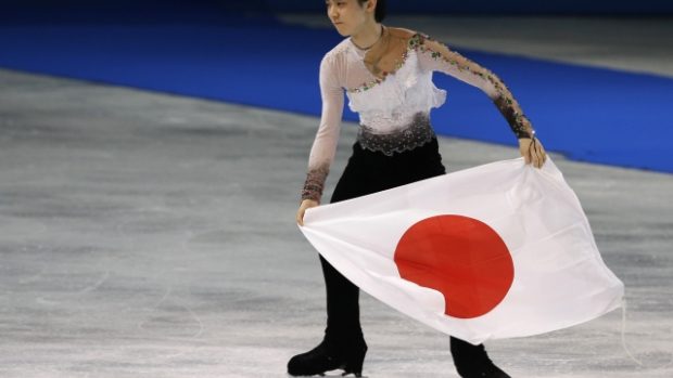 Yuzuru Hanyu slavil olympijské zlato s vlajkou Japonska