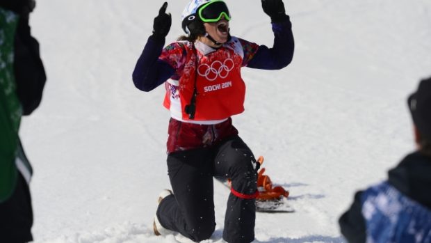 Snowboardistka Eva Samková oslavuje zisk zlaté medaile