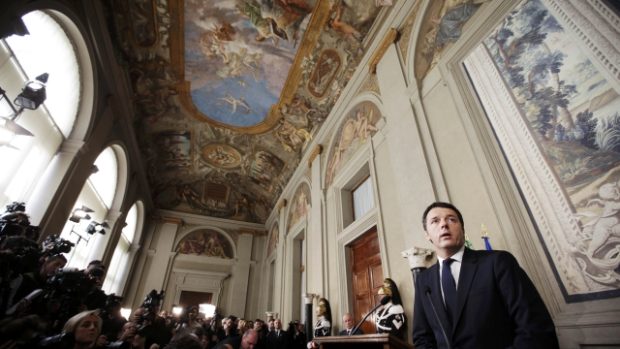 Matteo Renzi mluví s novináři poté, co ho prezident pověřil sestavením nové italské vlády