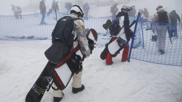 Olympijský závod snowboardcrossařů byl přeložen na úterní ráno