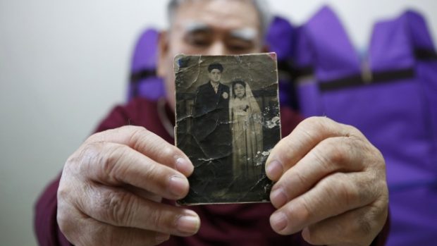 80-letý Jang Chun ukazuje fotografii svého bratra, kterého neviděl od  korejské války