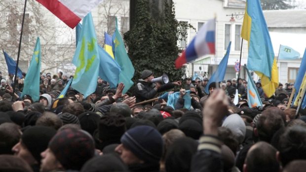 Krym, Simferopol. Demonstrace před tamním parlamentem
