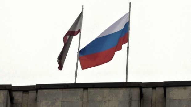 Na budově parlamentu v Simferapolu vlaje kromě krymské vlajky také ruská