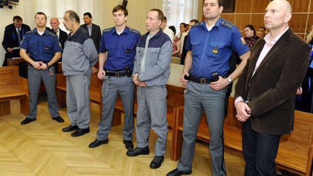 Tresty si u soudu vyslechli obžalovaní Miloš Almásy (vpravo ), Radoslav Petr (třetí zprava) a Zdeněk Olah (druhý zleva)