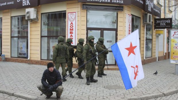 V centrum Simferopolu se pohybuje i skupina ozbrojenců s vlajkou sovětského válečného námořnictva