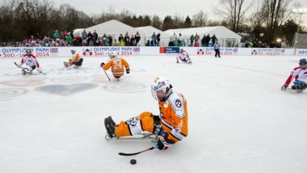 Ukázka sledge hokeje proběhla i v olympijském parku na Letné. Handicapovaní hokejisté chtějí ze Soči přivést medaile