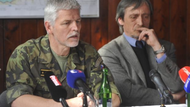 Náčelník generálního štábu Petr Pavel a ministr obrany Martin Stropnický  na návštěvě vojenského újedu Brdy