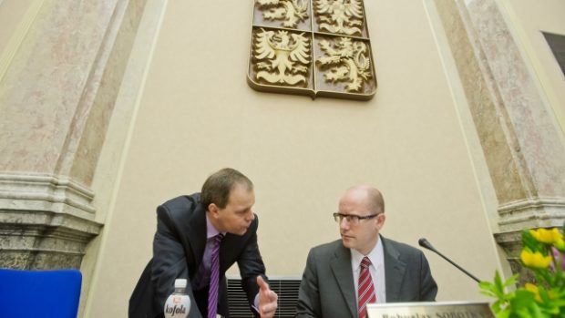 Ministr školství Marcel Chládek a premiér Bohuslav Sobotka na zasedání vlády
