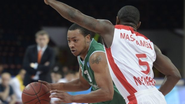 Thomas Massamba z Nymburka (vpravo) a Andrew Goudelock z Kazaně