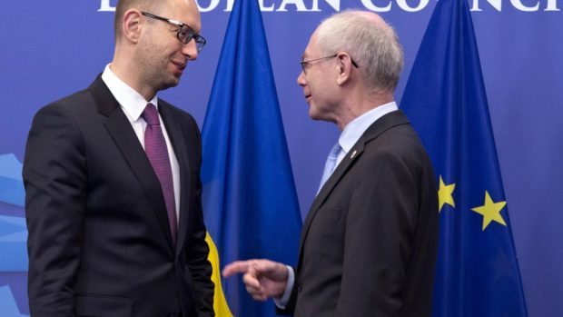 V Bruselu je i ukrajinský premiér Arsenij Jaceňuk (snímku s prezidentem EU Hermanem Van Rompuyem)
