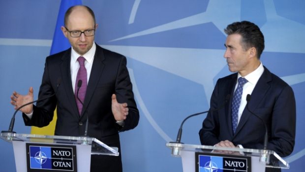 Brusel. Ukrajinský premiér Arsenij Jaceňuk a generální tajemník NATO Anders Fogh Rasmussen