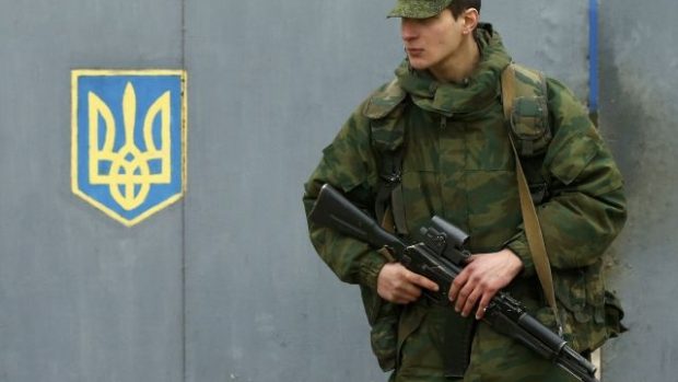 Uniformovaný člen proruských jednotek u ukrajinské vojenské základy u Sevastopolu