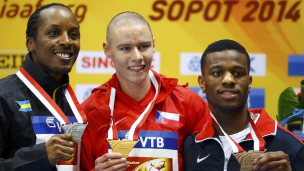 Stupně vítězů běhu na 400m na halovém mistrovství světa v Sopotech - zleva Bahaman Brown, Pavel Maslák a Američan Clemont