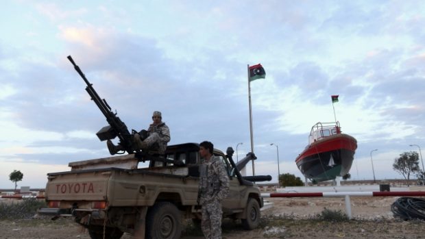 Východolibyjští rebelové hlídají vchod do přístavu Sidra, kde kotví severokorejský tanker