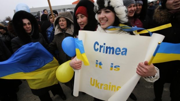 Krymští Tataři protestují proti nedělnímu referendu s plakátem: &quot;Krym je Ukrajina&quot;