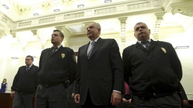 Bývalý chorvatský premiér Ivo Sanader (druhý zprava) před soudem v Záhřebu