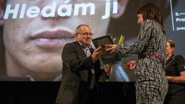 Cena ČRo na festivalu Jeden svět. Předává Michal Koliandr.