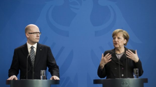 Český premiér Bohuslav Sobotka a německá kancléřka Angela Merkelová na brífinku po společném setkání v Berlíně