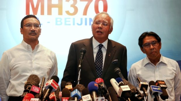 Malajsijský premiér Nadžíb Razak informuje o ztraceném letadle