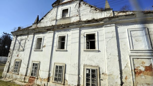 Plasy, zdevastovaný areál bývalého hospodářského dvora cisterciáckého kláštera před začátkem rekonstrukce