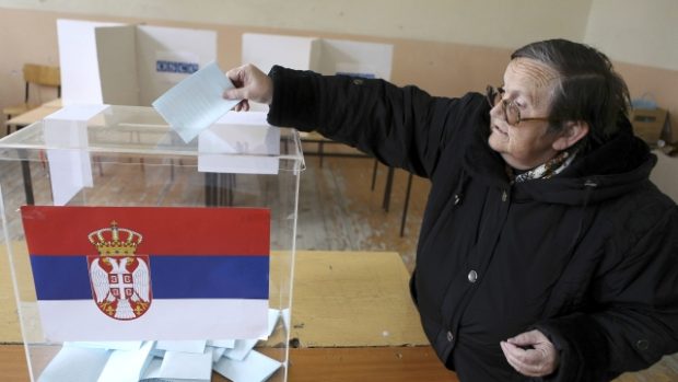 Žena v Mitrovici hlasuje v srbských předčasných parlamentních volbách