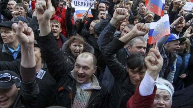 Ukrajina, Doněck. Proruská demonstrace v den konání referenda na Krymu