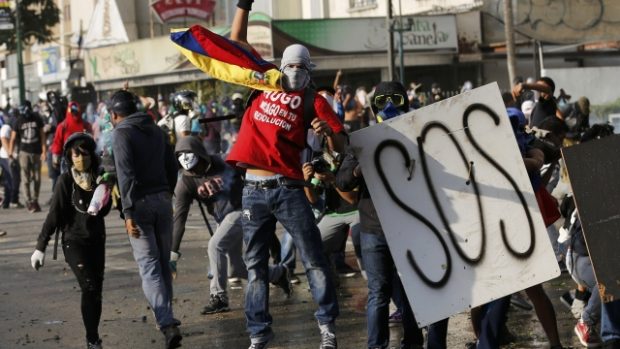 Střety protivládních demonstrantů s národní gardou na náměstí v caracaské čtvrti Altamira