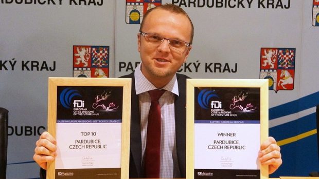 Hejtman Pardubického kraje Martin Netolický převzal certifikát pro investorsky nejperspektivnější region