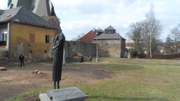 Klatovy, revitalizace Hostašových sadů začala kácením. Na snímku socha Smutné paní od Olbrama Zoubka