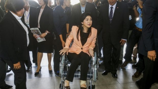 Zrušením výjimečného stavu si chce thajská vláda naklonit demonstranty, kteří požadují odstoupení premiérky Jinglak Šinavatry (na snímku)