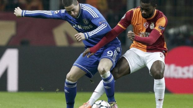Fernando Torres se snaží uchránit míč před Aurelienem Chedjouem z Galatasaraye