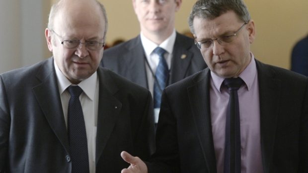 Ministr zahraničí Lubomír Zaorálek (vpravo) se sešel v Praze s českým velvyslancem v Moskvě Vladimírem Remkem