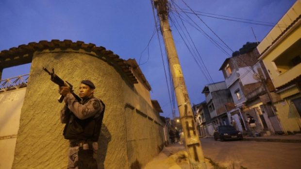 Policie se snaží udržovat klid v chudiských čtvrtích Rio de Janeira. Ty ale ovládají drogové gangy