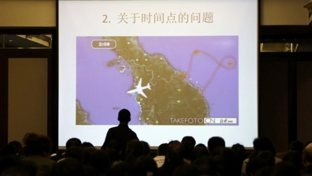 Obrazovka ukazuje otázky příbuzných ze zmizelého malajsijského letadla na tiskové konferenci