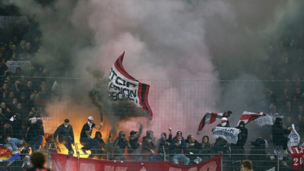 Neukázněné fanoušky na stadionech zkrotil v Holandsku systém registrací