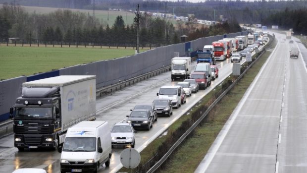 Řidiči se snažili z kolony na dálnici D1 vycouvat. Jde o velmi nebezpečné chování. Ilustrační foto