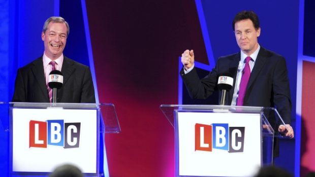 Předseda euroskeptické Strany pro nezávislost Spojeného království Nigel Farage (vlevo) se na rozhlasové stanici LBC utkal v debatě s vicepremiérem a předsedou liberálních demokratů Nickem Cleggem