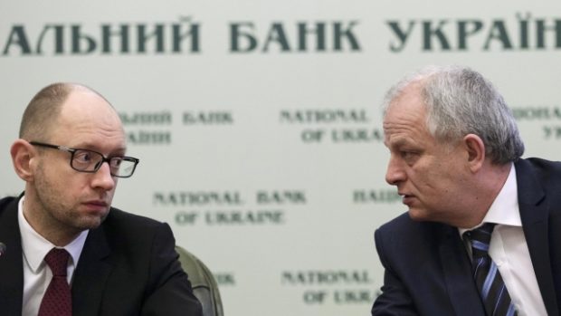 Ukrajinský premiér Arsenij Jaceňuk a guvernét centrání banky Stepan Kubiv